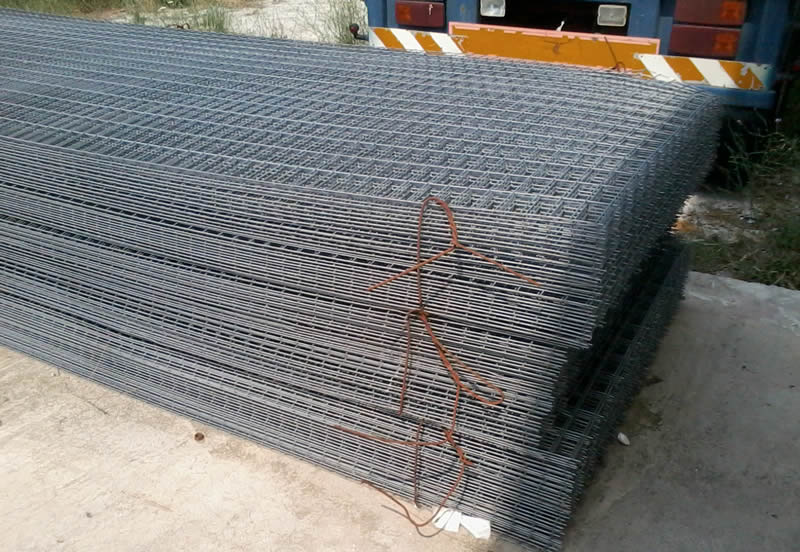 Many pieces of welded mesh panel are placed on the ground.