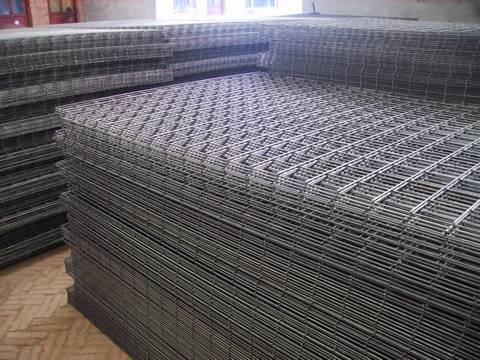 Many stacks of floor heating mesh are placed in workshop.