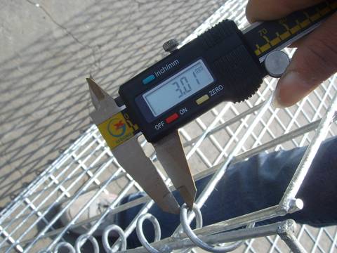 The spiral rod connecting wire of the gabion mesh is being measured.