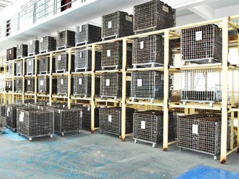 Many folding wire containers is filled with good in big ware house.