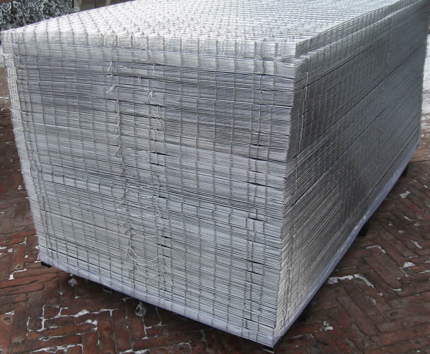 Electric galvanized welded wire mesh packaged on steel pallet.