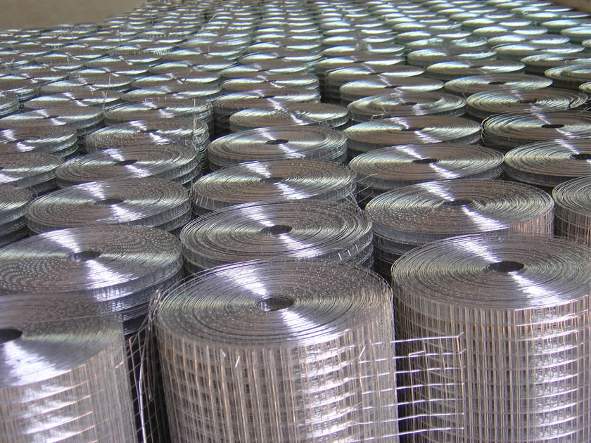 Many rolls of square iron wire netting with galvanized surface.