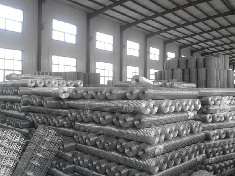 Big rolls welded wire mesh and small rolls of welded wire mesh are placed in workshop.