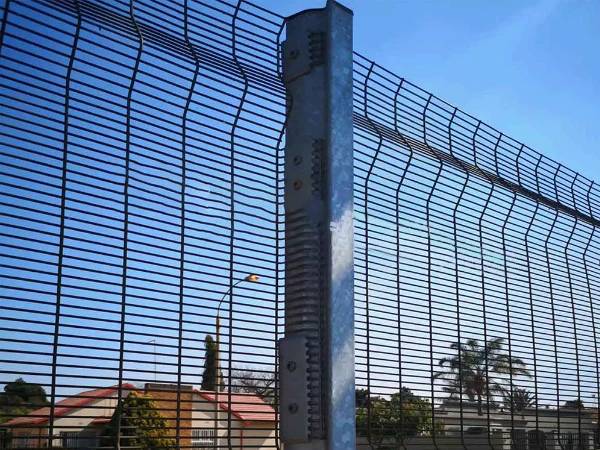 Clear view fence with taper post for scenic area safety protection