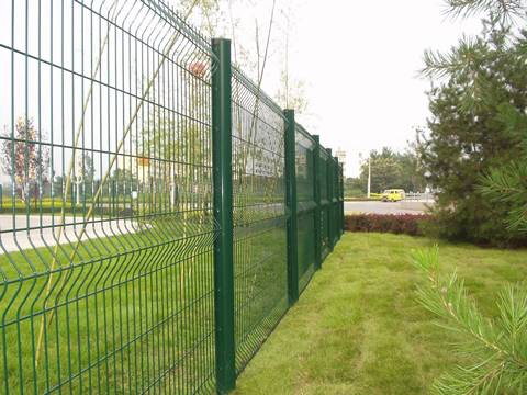 Beside the road, the curvy fence panels are installed on the lawn.