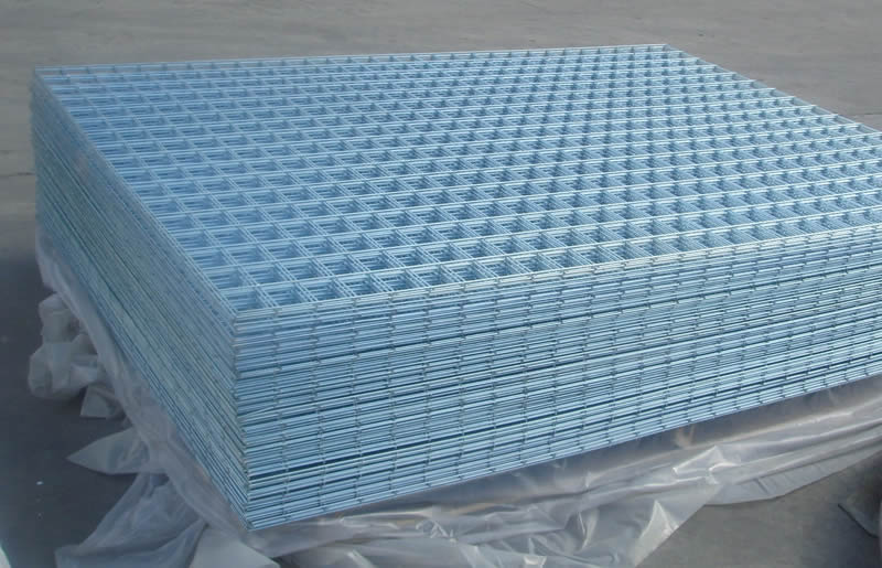 Many sheets of galvanized welded wire mesh in single layer for making the fence.