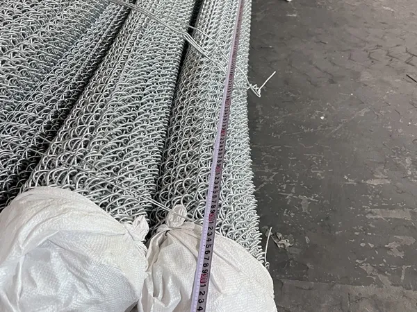 Mini chain link mesh height measurement.