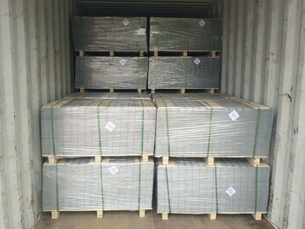 Several pallets of underfloor heating reinforcing meshes are in the container.