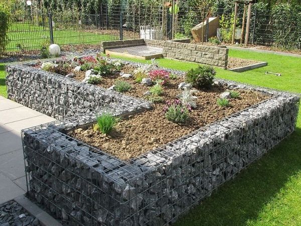 A welded gabion flower bed is built in the garden.