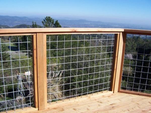 The welded mesh infill panels are installed in the scenery platform.