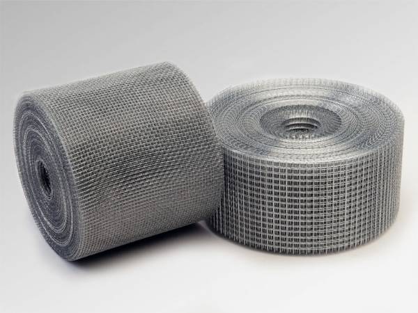 2 welded wire mesh rolls in different sizes